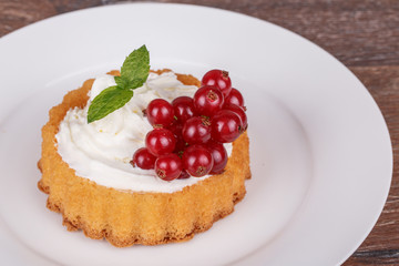 Cake basket with berries