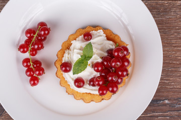 Cake basket with berries
