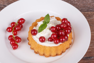 Cake basket with berries