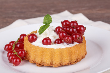 Cake basket with berries