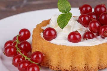 Cake basket with berries