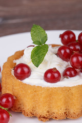 Cake basket with berries