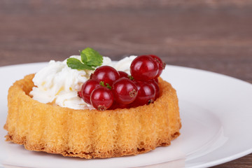 Cake basket with berries