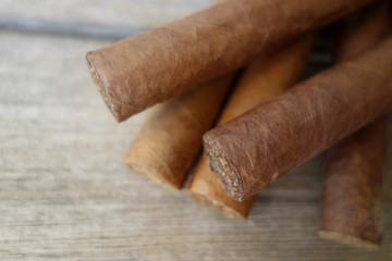 Cigares sur table en bois