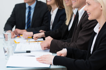 geschäftsleute in einer besprechung klopfen beifall