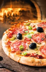 Crédence de cuisine en verre imprimé Pizzeria Pizza au salami épicé