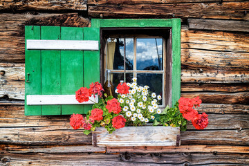 Fototapeta na wymiar Okna stare drewniane chaty