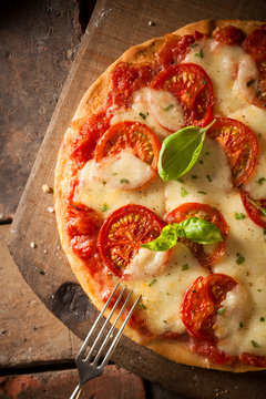 Tomato and cheese pizza