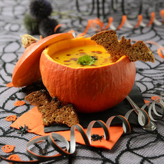 Cremige Kürbissuppe zu Halloween