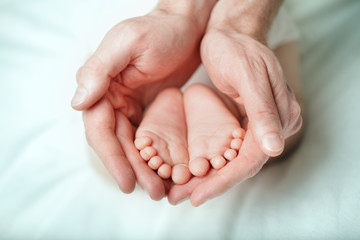 Obraz na płótnie Canvas Opieka rodzicielska - sweet baby, stopa makro