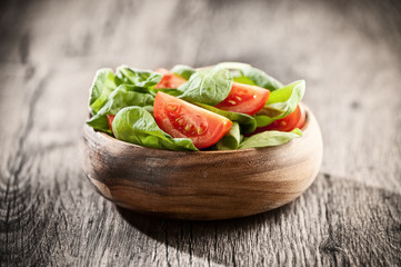 spinach and tomato salad