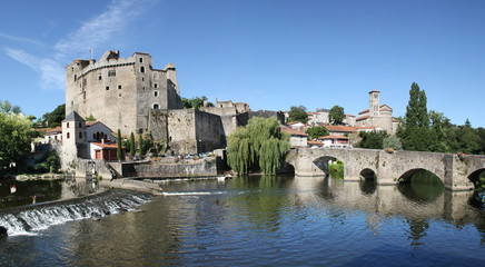 L'église notre dame et le château de Clisson
