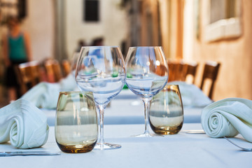 gedeckte Tische in einem Restaurant in Porec, Kroatien
