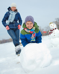 Fototapeta na wymiar Family make a snowman