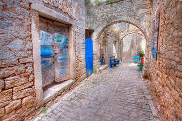 Obrazy na Plexi  Chorwacja, Bale. Zabytkowa ulica w starym mieście