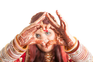Indische Frau formt Herz mit Händen