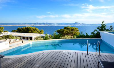 Fototapeta na wymiar Widok na morze basen w luksusowym hotelu, Peloponnes, Grecja