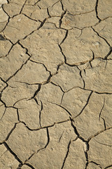 terre craquelée par la sécheresse