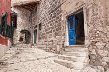 Fototapeta na wymiar Rovinj, Chorwacja. Zabytkowa ulica w starym mieście