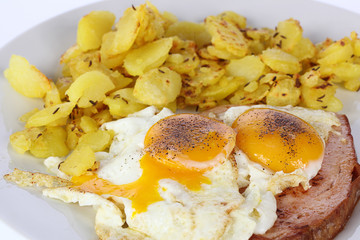 Leberkäse mit Spiegelei und Bratkartoffel
