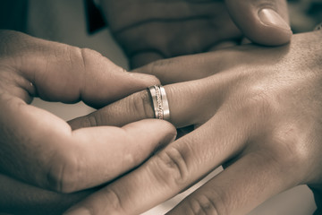 Obraz na płótnie Canvas Wedding rings. Closeup of hands of bridal couple with wedding ri
