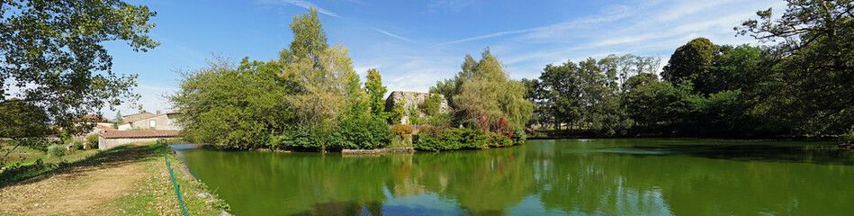 Fototapeta na wymiar Panorama of the castle pond of Mortemart