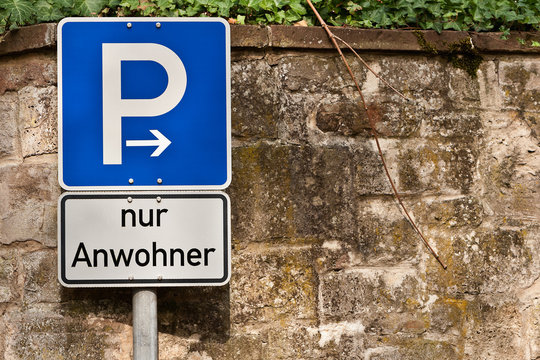 Verkehrsschild - Parken nur f&uuml;r Anwohner