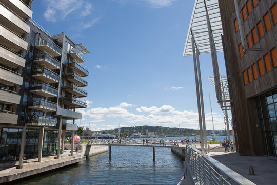 Gebäude an Wasserkanal in Oslo