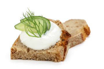 Krustenbrot mit Gurkenscheiben