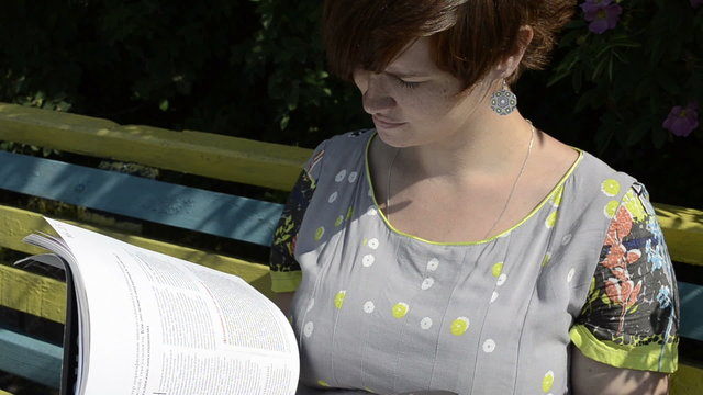 Pregnant woman reading magazine