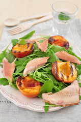 Salat mit Forelle und gegrillten Pfrisichen
