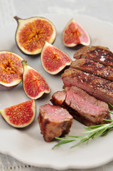 Gebratenes Steak mit Feigen