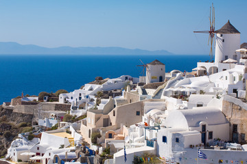 Fototapeta na wymiar Wiatrak w Oia i Morze Egejskie w Grecji