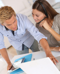 Obraz premium Business team calling client on the phone