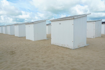 cabines de plage et nuages