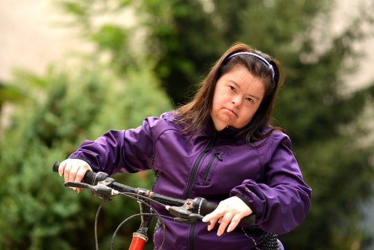 trisomique femme faisant du vélo