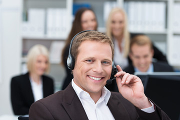 freundlicher kundenberater mit headset