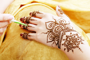 henna applying