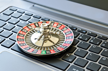 Roulette Rad auf Computertastatur als Symbol für online Glücksspiel oder Datenschutz