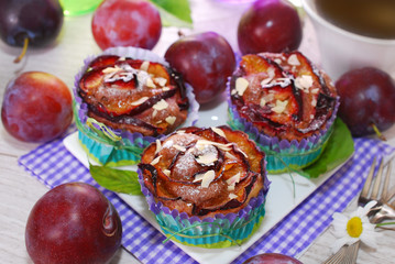 muffins with plums and almonds