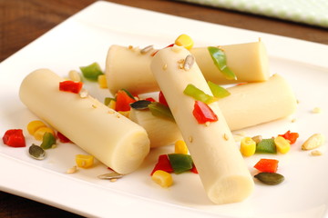 Ensalada de palmitos con pimientos, maíz dulce y frutos secos