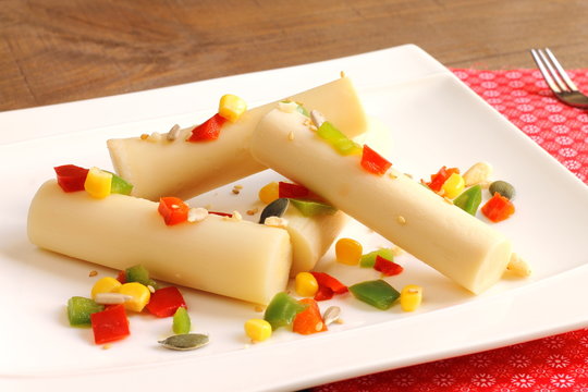 Ensalada de palmitos con pimientos, ma&iacute;z dulce y frutos secos