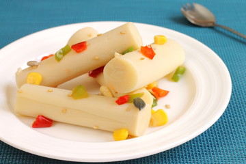 Ensalada de palmitos con pimientos, maíz dulce y frutos secos