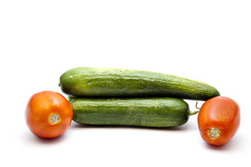 Rote Tomaten mit Grünen Salatgurken