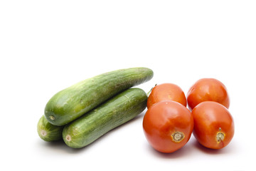 Frische Rote Tomaten mit Grünen Salatgurken