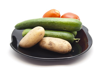 Braune Kartoffeln mit Tomaten und Gurken