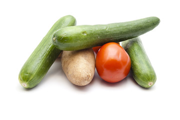Frische Grüne Gurken mit Tomaten und Kartoffeln