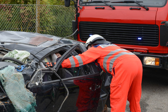 Notarzt an Unfallauto - Person eingeklemmt