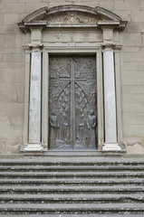 Fototapeta na wymiar Główne wejście do katedry San Lorenzo, Viterbo