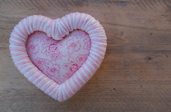 Kleines rosa Herz mit Platz für Text auf Holz